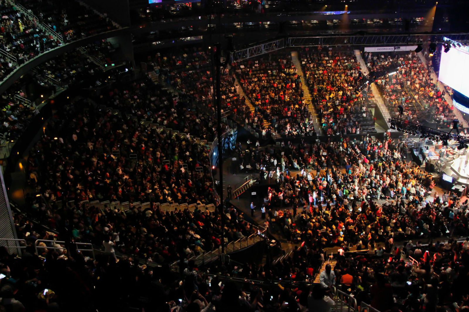 T.D. JAKES AND 20,000+ WOMEN GATHER FOR 2014 “WOMAN