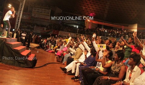 Kirk Franklin Tears Up Stage at Ghana, Africa&#8217;s Adom Praiz Event