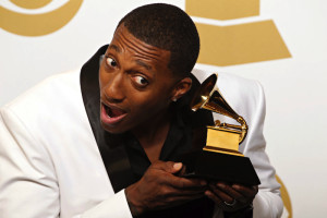 lecrae-poses-with-his-grammy