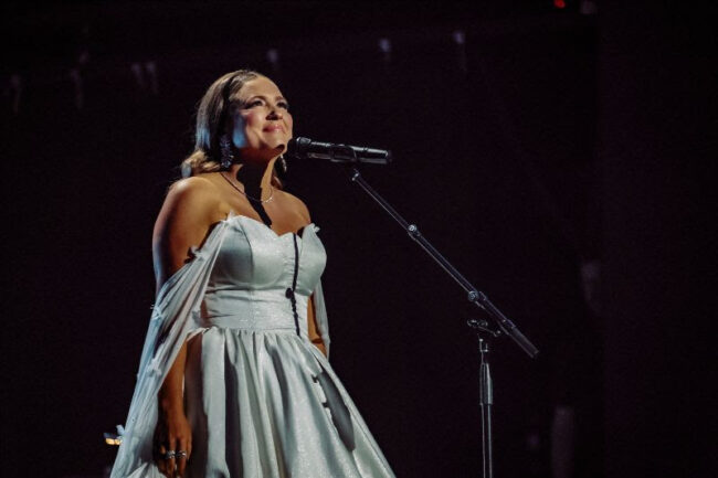 Leanna Crawford Wins New Artist of the Year & Performs ‘Still Waters’ at GMA Dove Awards